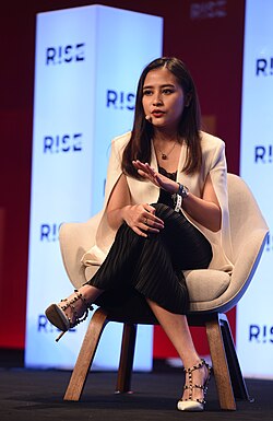 Imagen ilustrativa de Prilly Latuconsina: Actriz, Cantante y Escritora Indonesia