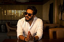 Imagen ilustrativa de Trayectoria de Raj Chakraborty: Cineasta y Político Indio