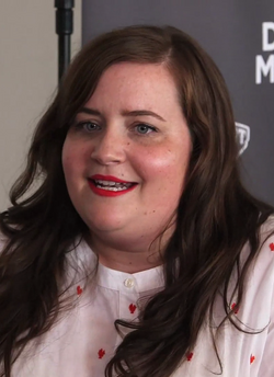 Imagen ilustrativa de Aidy Bryant: Trayectoria de la Comediante y Actriz Estadounidense