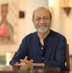 Imagen ilustrativa de Siddhartha Basu: Pionero de los Concursos de Conocimientos en la Televisión India