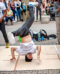 Bailarines de breakdance en competencia
