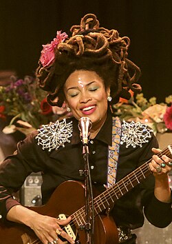 Imagen ilustrativa de Valerie June: La Voz del Soul Orgánico y el Folk Apalache