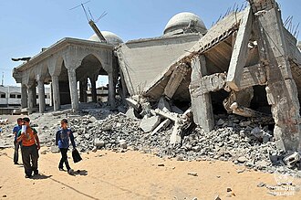 Hombre palestino entre cadáveres