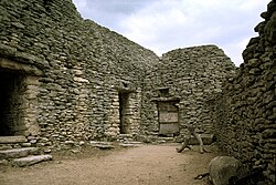 Detalle de las losas de piedra caliza en el techo de una cabaña