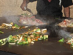 Preparación de barbacoa mongola