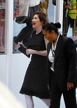 Kathryn Hahn caminando y riendo