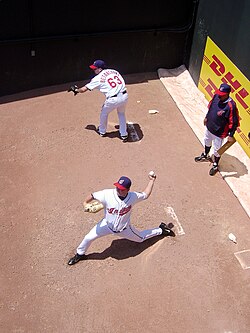 Lanzador calentando en el bullpen