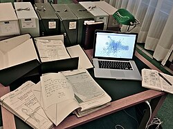 Computadora portátil junto a materiales de archivo