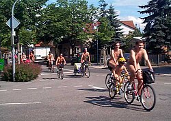 Detalle de ciclistas desnudos