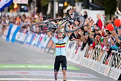 Remco Evenepoel celebrando
