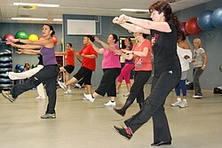Imagen ilustrativa de Zumba: El Método de Fitness Aeróbico Inspirado en Ritmos Latinos