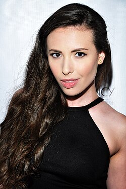 Imagen ilustrativa de Casey Calvert: Carrera en la Industria del Entretenimiento Adulto y la Escritura