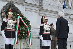 Guardia de honor frente a la tumba