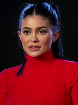 Imagen ilustrativa de Kylie Jenner: Empresaria, Icono de Moda y Estrella de TV