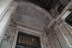 Vista de la entrada del Panteón