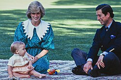 Joven Guillermo con sus padres