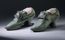 Imagen ilustrativa de Hebillas de Zapatos: Historia y Elegancia del Calzado