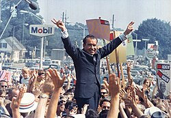 Richard Nixon con sus seguidores