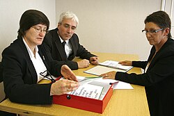 Periodista tomando notas