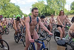 Gran grupo de ciclistas desnudos y semi-desnudos