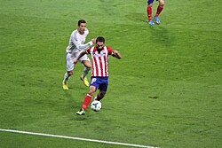 Arda Turan celebrando